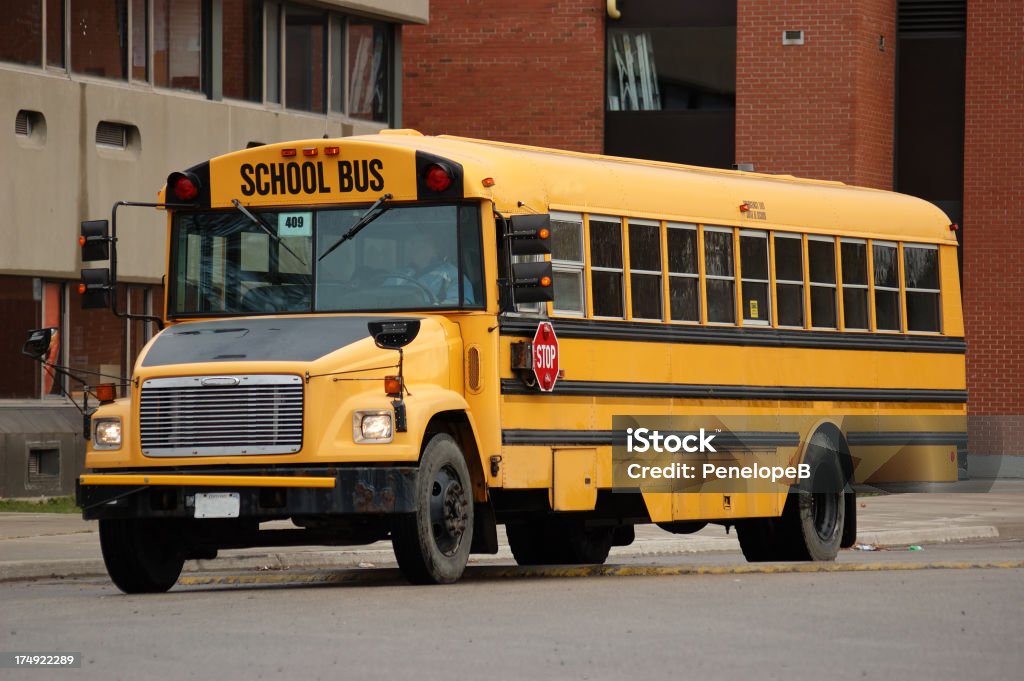 Ônibus Escolar chega - Foto de stock de Adulto royalty-free