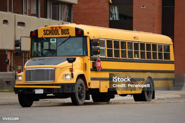 Foto de Ônibus Escolar Chega e mais fotos de stock de Adulto - Adulto, Conceito, Dia