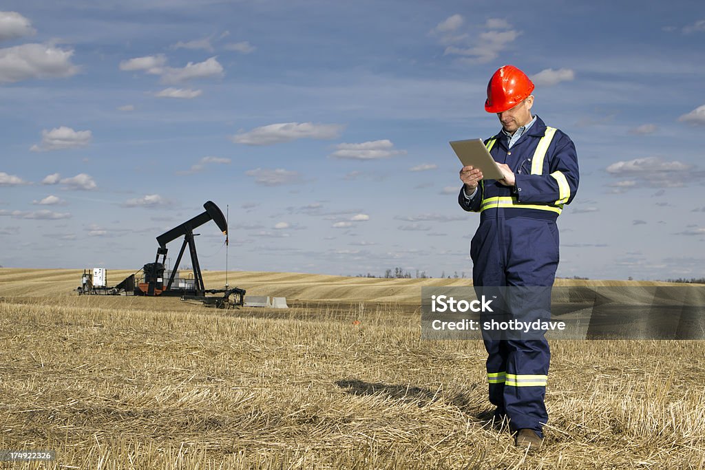 Campo Petrolífero trabalhador e Tablet PC - Foto de stock de Mesa digital royalty-free