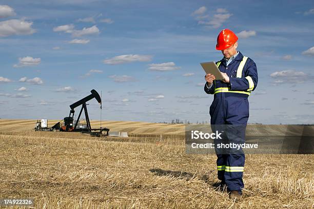 Foto de Campo Petrolífero Trabalhador E Tablet Pc e mais fotos de stock de Mesa digital - Mesa digital, Exploração de Minas, Indústria