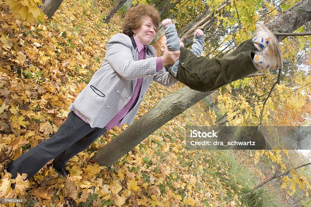 Senior Frau spielt mit dem Kind - Lizenzfrei Fliegen Stock-Foto