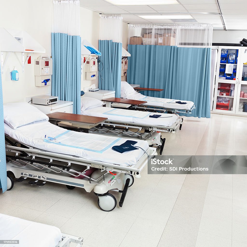 Bien conservadas camas de hospital en una recuperación de la cirugía - Foto de stock de Sección hospitalaria libre de derechos