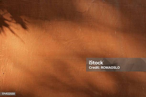 Оранжевый Римский Стена С Тенями — стоковые фотографии и другие картинки Тайна - Тайна, Абстрактный, Коричневый