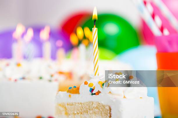 Foto de Bolo De Aniversário e mais fotos de stock de Aniversário - Aniversário, Balão - Decoração, Bolo