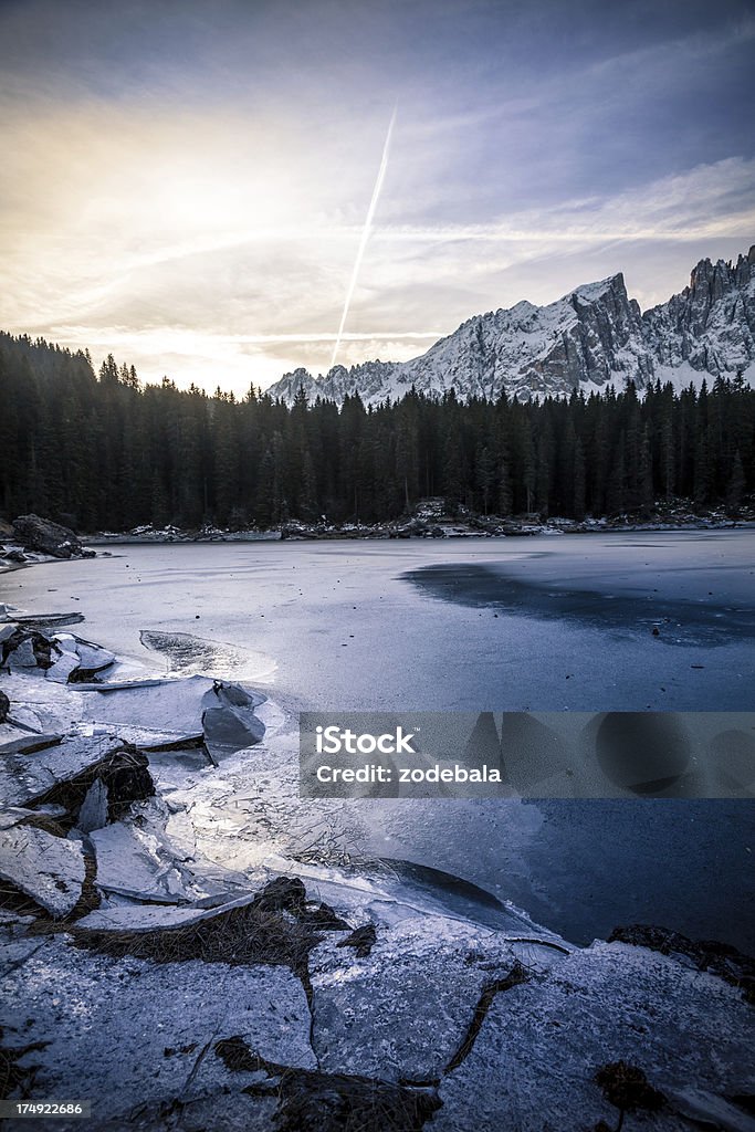 Congelado Lago de montanha ao nascer do sol, Montanhas Dolomitas, Itália - Royalty-free Abeto Foto de stock