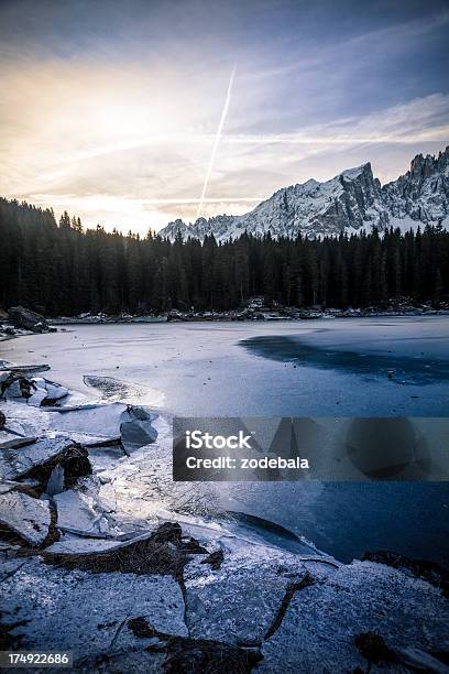 Congelado Lago De Montanha Ao Nascer Do Sol Montanhas Dolomitas Itália - Fotografias de stock e mais imagens de Abeto