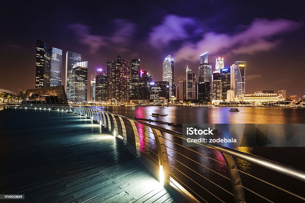 Skyline di Singapore Marina di notte - Foto stock royalty-free di Marina Bay Sands