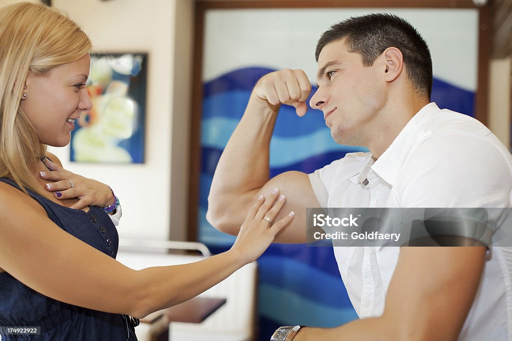 Homme montrant ses muscles pour heureuse femme. - Photo de Admiration libre de droits