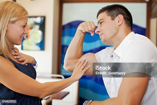 Uomo Mostrando I Suoi Muscoli Di Felice Donna - Fotografie stock e altre immagini di Ammirazione - Ammirazione, Relazione di coppia, Struttura muscolare del torso