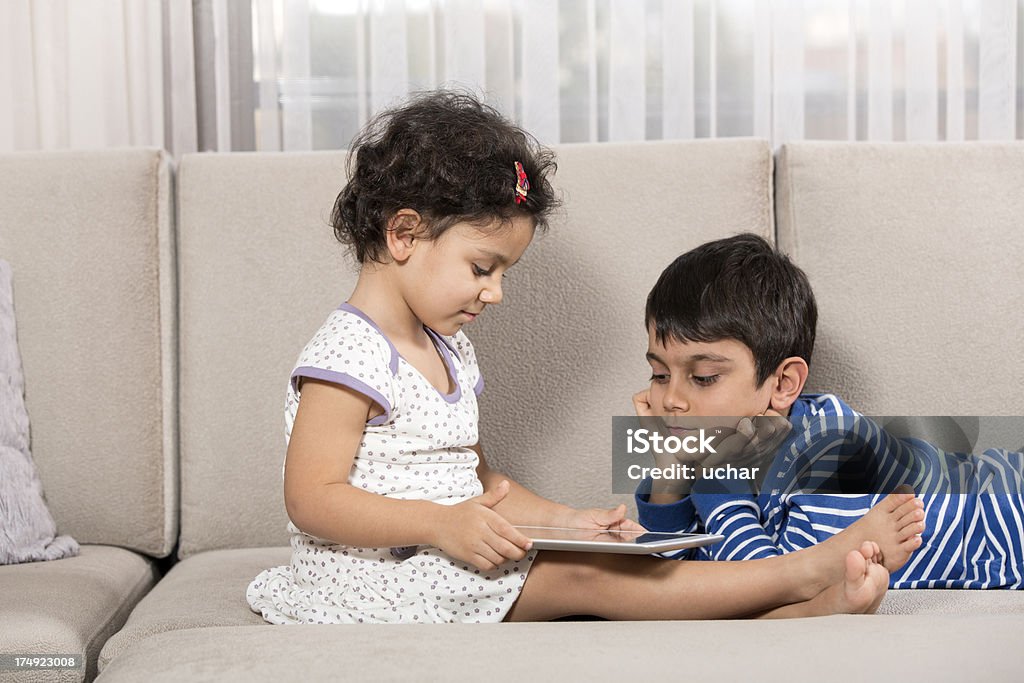 Criança assistir filme em tablet digital - Foto de stock de Alegria royalty-free