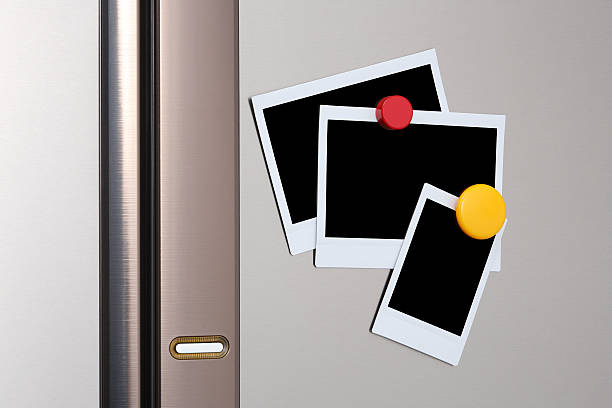 leere fotos auf kühlschrank liefern - refrigerator domestic kitchen magnet door stock-fotos und bilder