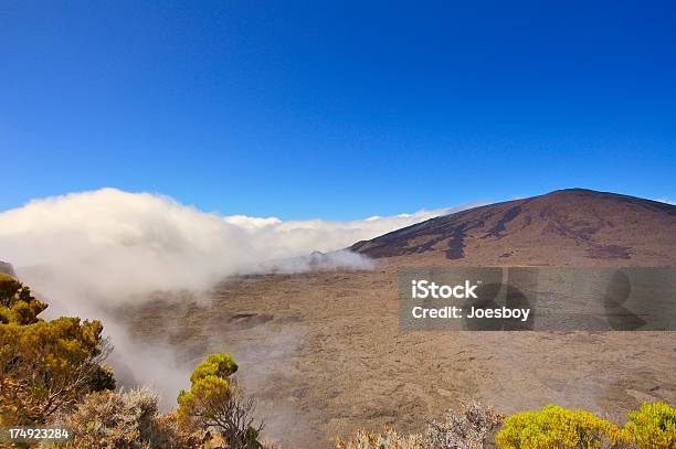 Piton De La Fournaise Вулкан Вулкана Облако Банк — стоковые фотографии и другие картинки Fumarole - Fumarole, Базальт, Без людей