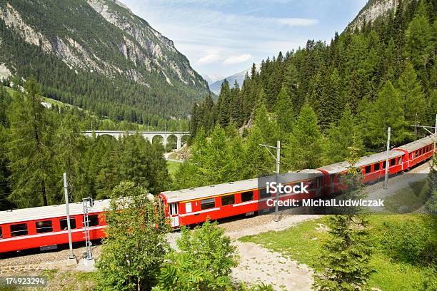 Photo libre de droit de Swiss Chemins De Fer banque d'images et plus d'images libres de droit de Montagne - Montagne, Train, Canton de Graubünden