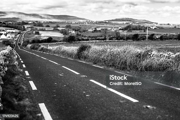 Photo libre de droit de Route De Campagne En Irlande banque d'images et plus d'images libres de droit de Bord de route - Bord de route, Colline, Comté de Clare