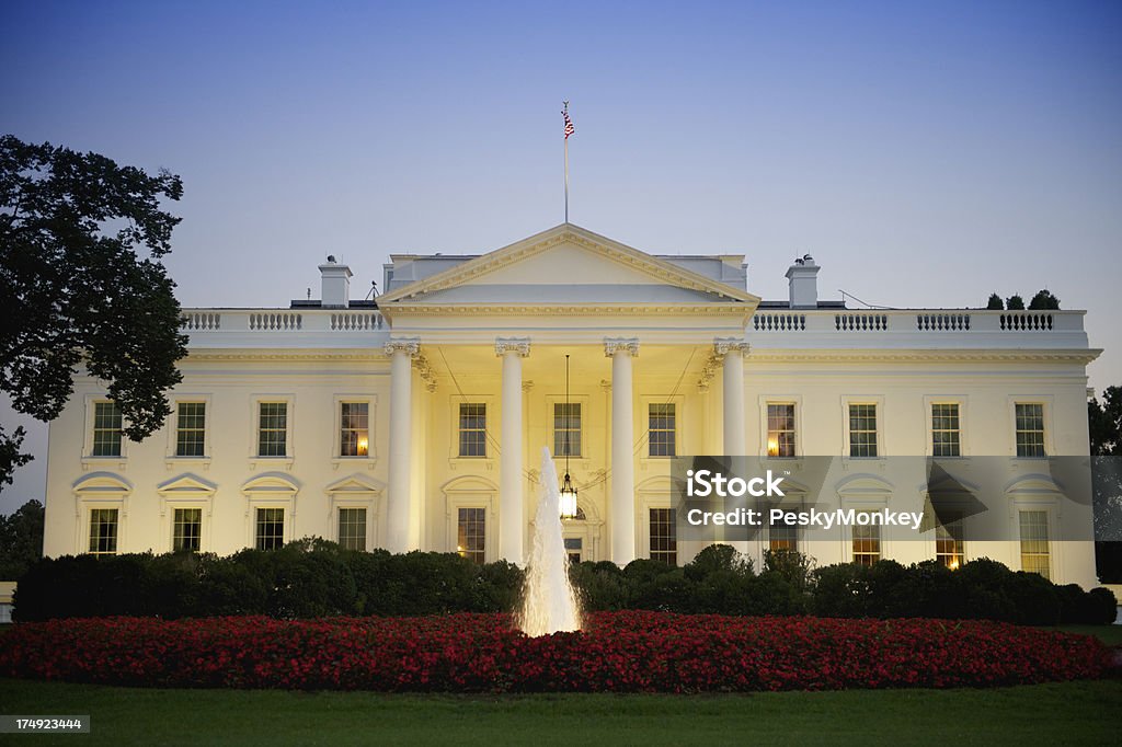 Fontaine Pelouse nord de la Maison Blanche à Washington DC en soirée - Photo de La Maison Blanche libre de droits