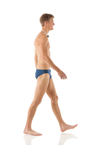 atraente jovem masculino natação andar - swimming male isolated swimming goggles imagens e fotografias de stock