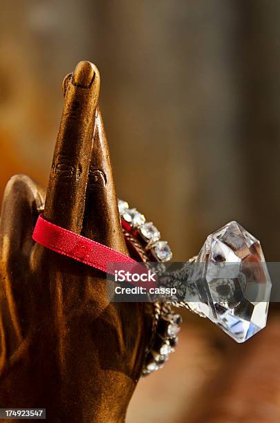손가락 질려 다이아몬드에 대한 스톡 사진 및 기타 이미지 - 다이아몬드, 다이아몬드 패, 반지