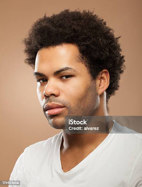 Junger Mann Afrikanischer Abstammung Porträt Stockfoto und mehr Bilder von 25-29 Jahre - 25-29 Jahre, Afrikanischer Abstammung, Afro-amerikanischer Herkunft
