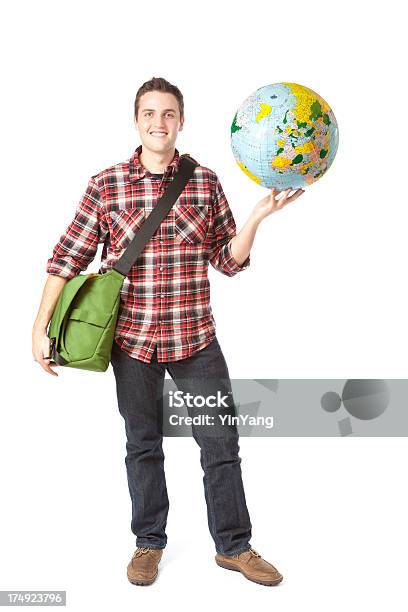 2 Feliz Estudante Com Bolsa Permanente Mundo Globo Sobre Fundo Branco - Fotografias de stock e mais imagens de Aluno da Universidade