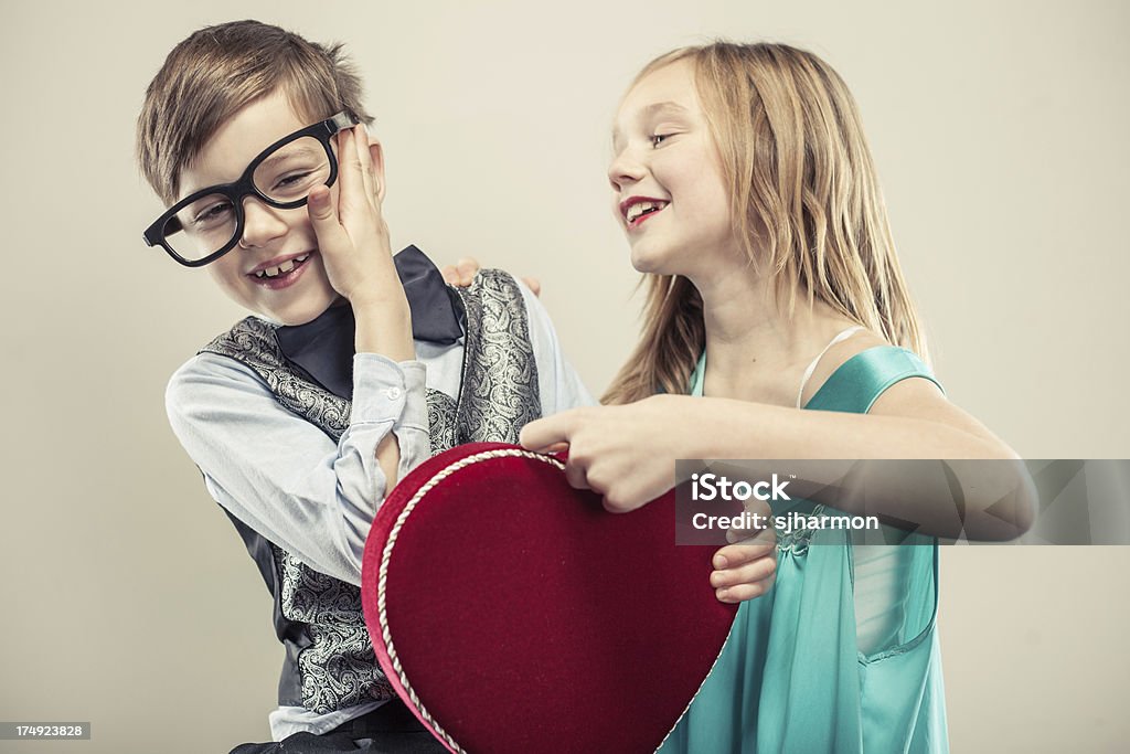 Little pourtant Garçon et fille sur le jour de la Saint-Valentin - Photo de 6-7 ans libre de droits