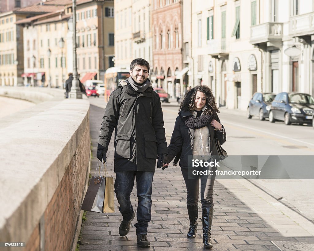 Pareja amante informal de caminatas en la ciudad en invierno - Foto de stock de Ciudad libre de derechos