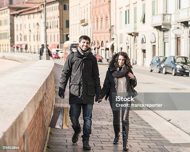 Pareja Amante Informal De Caminatas En La Ciudad En Invierno Foto de stock y más banco de imágenes de Ciudad