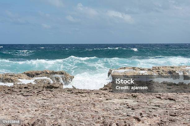 Photo libre de droit de Rough Mer Sur La Côte De Bonaire banque d'images et plus d'images libres de droit de Archipel des Antilles - Archipel des Antilles, Bonaire, Caillou