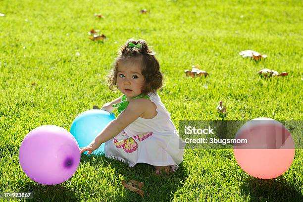Foto de Lindo Bebê Menina Sentada Na Grama Com Balões e mais fotos de stock de 12-23 meses - 12-23 meses, Balão - Decoração, Bebê