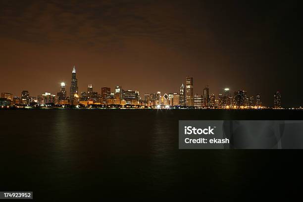 Skyline Von Chicago Unter Einem Wolkigen Tag Stockfoto und mehr Bilder von Chicago - Illinois - Chicago - Illinois, Hancock-Hochhaus - Chicago, Nacht