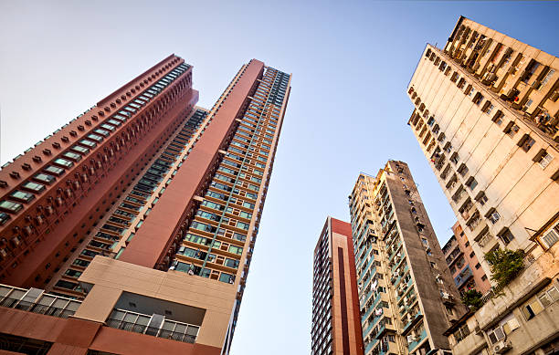 appartements gratte-ciel de hong kong - too small architecture in a row apartment photos et images de collection