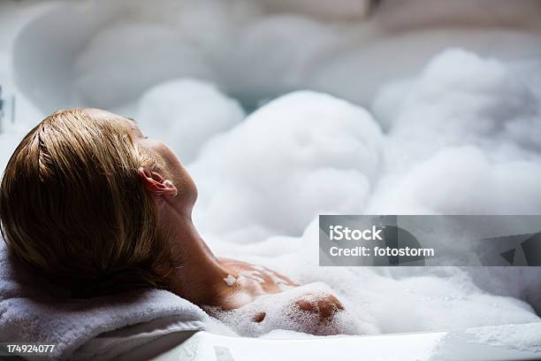 Frau Entspannen Im Whirlpool Stockfoto und mehr Bilder von Schaumbad - Schaumbad, Badewanne, Frauen