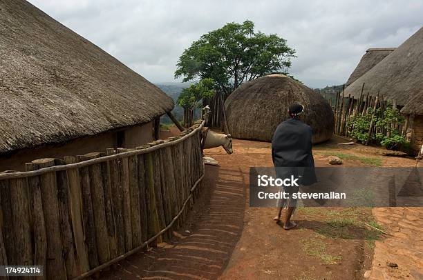 Zulu Village - Fotografie stock e altre immagini di Abbigliamento - Abbigliamento, Adulto, Africa