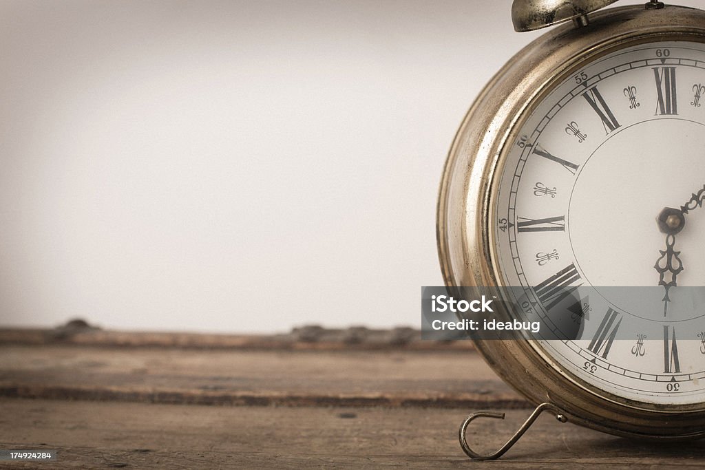 빈티지 금관, 풋 달린 알람 시계, 복사 공간이 - 로열티 프리 벽 시계 스톡 사진