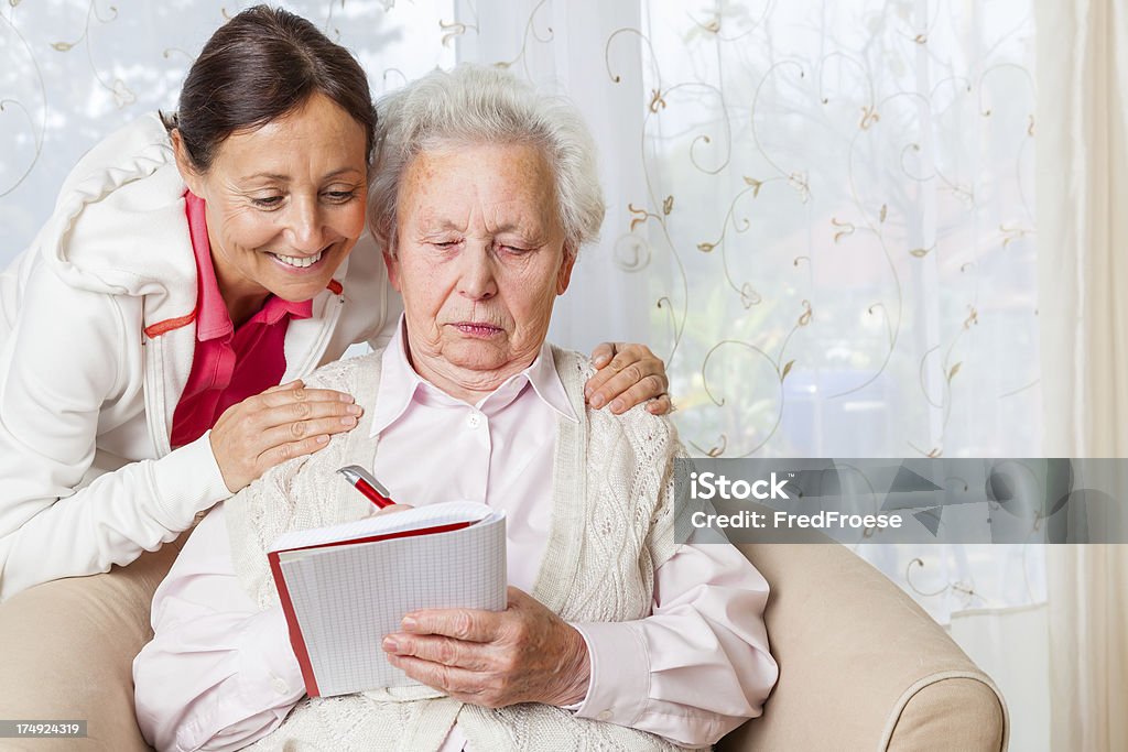 Donna anziana e del caregiver - Foto stock royalty-free di 80-89 anni