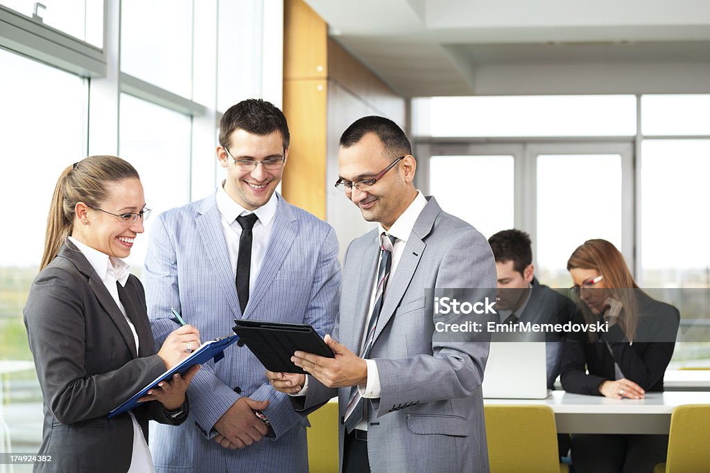 Equipe de negócios olhar para um computador Tablet - Royalty-free Adulto Foto de stock