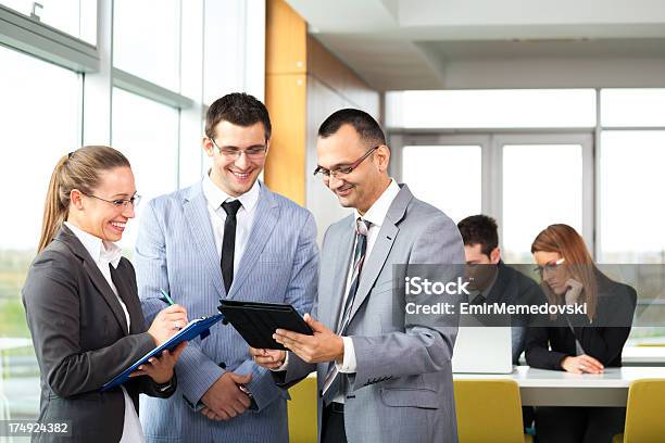 Equipe De Negócios Olhar Para Um Computador Tablet - Fotografias de stock e mais imagens de Adulto - Adulto, Agenda Eletrónica, Comunicação