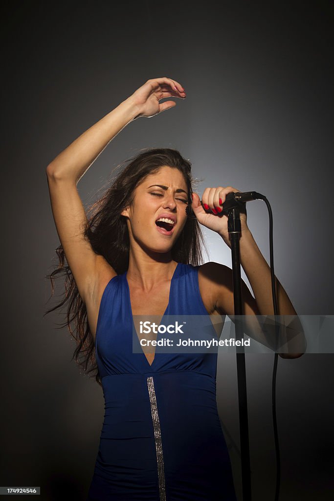 Elegante mujer vocalist - Foto de stock de Actuación - Espectáculo libre de derechos