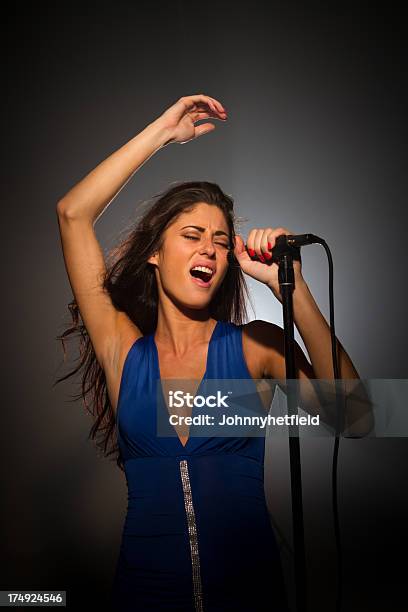 Elegante Mujer Vocalist Foto de stock y más banco de imágenes de Actuación - Espectáculo - Actuación - Espectáculo, Actuación - Representación, Adulto