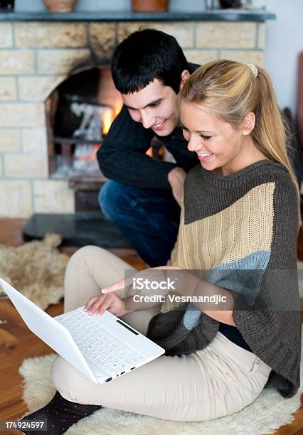 Pareja Mirando A La Computadora En Vacaciones Foto de stock y más banco de imágenes de 20 a 29 años - 20 a 29 años, 20-24 años, 25-29 años