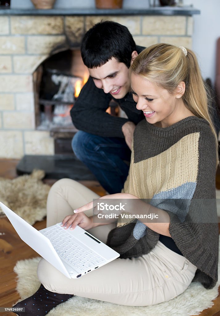 Пара смотреть в компьютер на отпуск - Стоковые фото 20-24 года роялти-фри