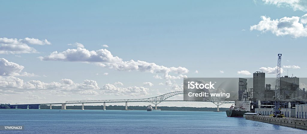 Ponte e moli in Trios-Rivieres, Quebec - Foto stock royalty-free di Trois-Rivières