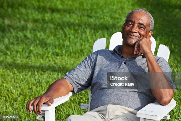 Homem Americano Africano Idoso Sentado Na Cadeira Adirondack - Fotografias de stock e mais imagens de Ao Ar Livre
