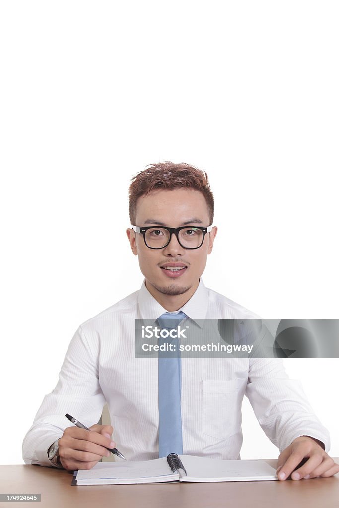 Un moyen âgées asiatique Homme d'affaires, assis à son bureau, - Photo de Adulte libre de droits
