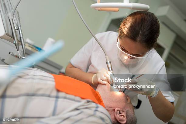 Paciente Y Al Dentista En Dentistas Oficina Foto de stock y más banco de imágenes de Adulto - Adulto, Artículo médico, Asistencia sanitaria y medicina