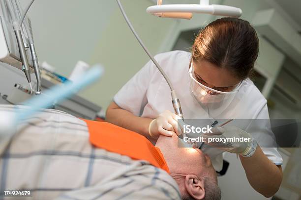 Paciente No Dentista Escritório De Dentista - Fotografias de stock e mais imagens de Adulto - Adulto, Branco, Cadeira