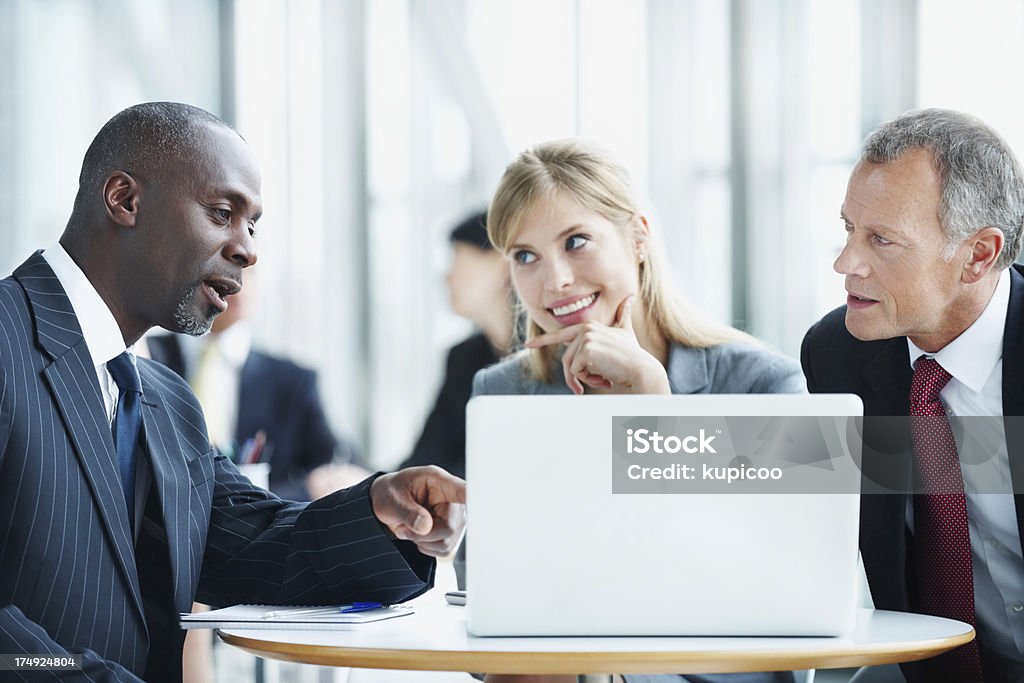 Ottenere importanti informazioni sul business - Foto stock royalty-free di Abbigliamento da lavoro