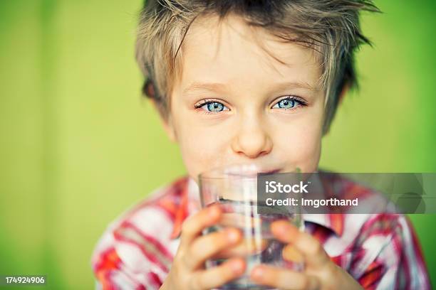 Mały Chłopiec Wody Pitnej - zdjęcia stockowe i więcej obrazów Dziecko - Dziecko, Woda pitna, Woda