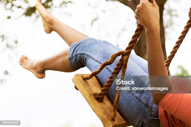 Mujer Joven En Jeans Azul Sobre Swing Foto de stock y más banco de imágenes de 20 a 29 años - 20 a 29 años, 25-29 años, Actividades recreativas