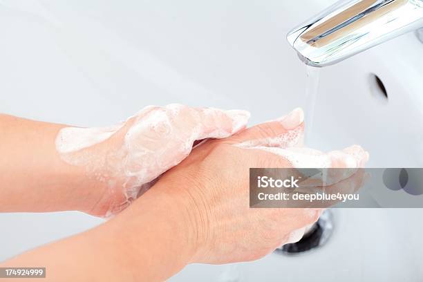 Mulher Lavar As Mãos - Fotografias de stock e mais imagens de Adulto - Adulto, Assunto, Bactéria