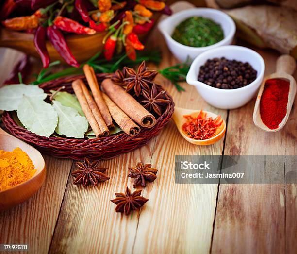 Photo libre de droit de Des Épices Sur La Vieille Table En Bois banque d'images et plus d'images libres de droit de Aliment - Aliment, Aliment séché, Aliments et boissons